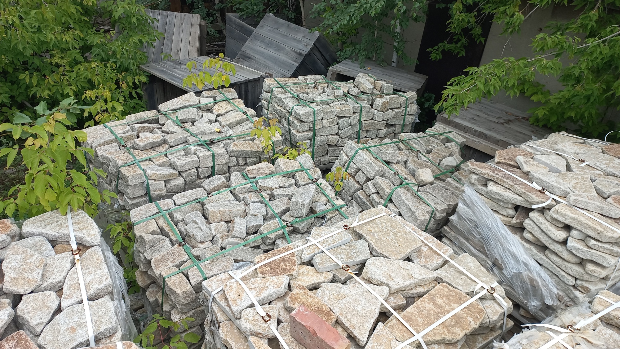 Плитняк галтованный гранитный для ландшафтного дизайна купить в Белорецке