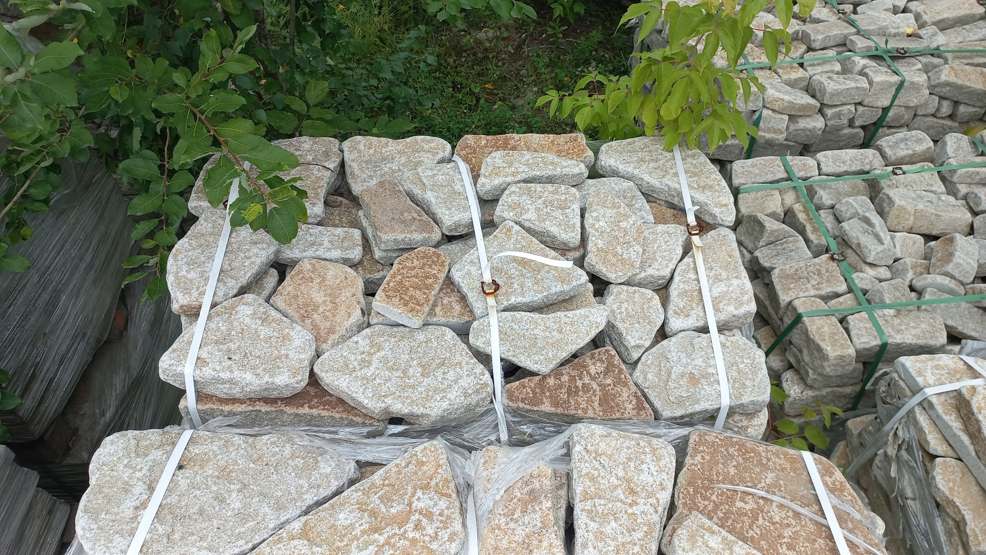 Плитняк галтованный гранитный для ландшафтного дизайна купить в Белорецке