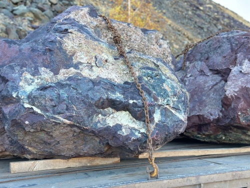 Огромные красно-фиолетовые валуны для ландшафтного дизайна весом более 5 тонн купить в Белорецке