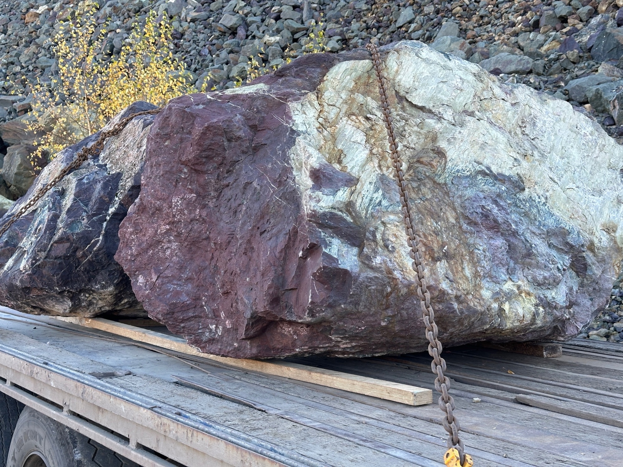 Огромные красно-фиолетовые валуны для ландшафтного дизайна весом более 5 тонн купить в Белорецке