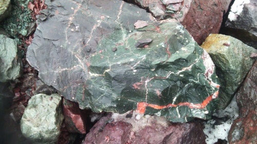 Гигантские зелёные валуны для ландшафтного дизайна весом более 5 тонн купить в Белорецке