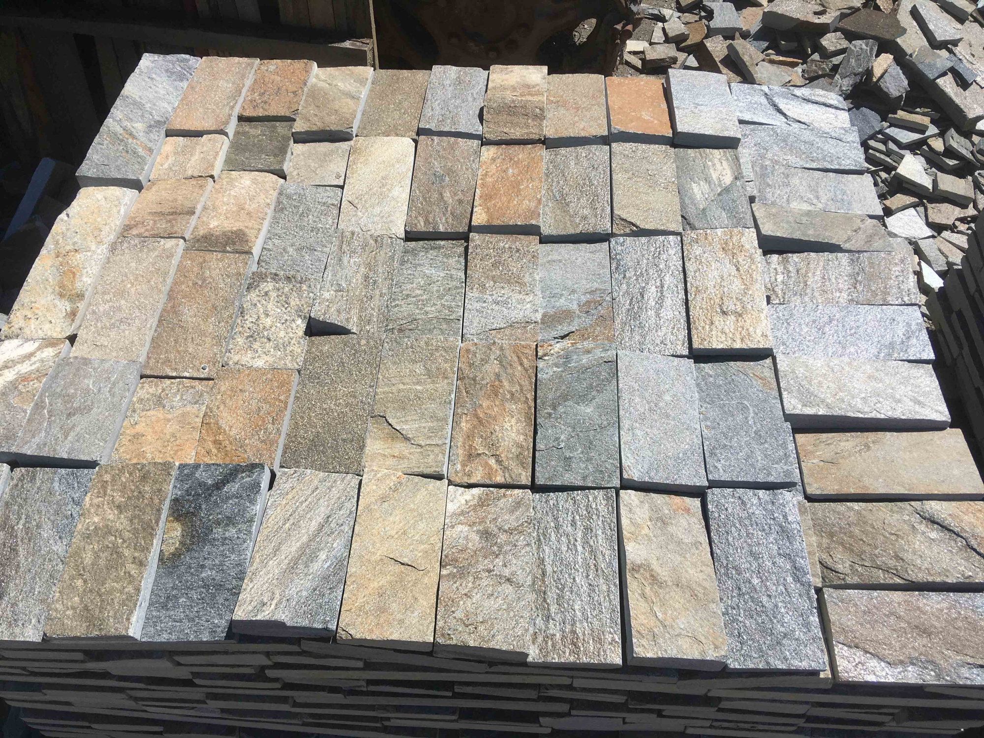 Плитка пилёная златолит Уральский для цоколя, отмостки купить в Белорецке