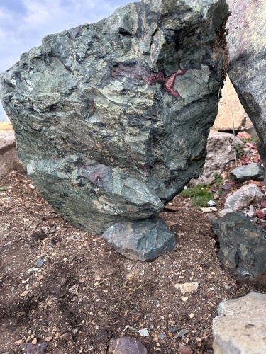 Гигантские зелёные валуны для ландшафтного дизайна весом более 5 тонн купить в Белорецке