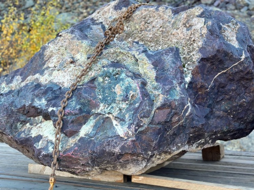 Огромные красно-фиолетовые валуны для ландшафтного дизайна весом более 5 тонн купить в Белорецке