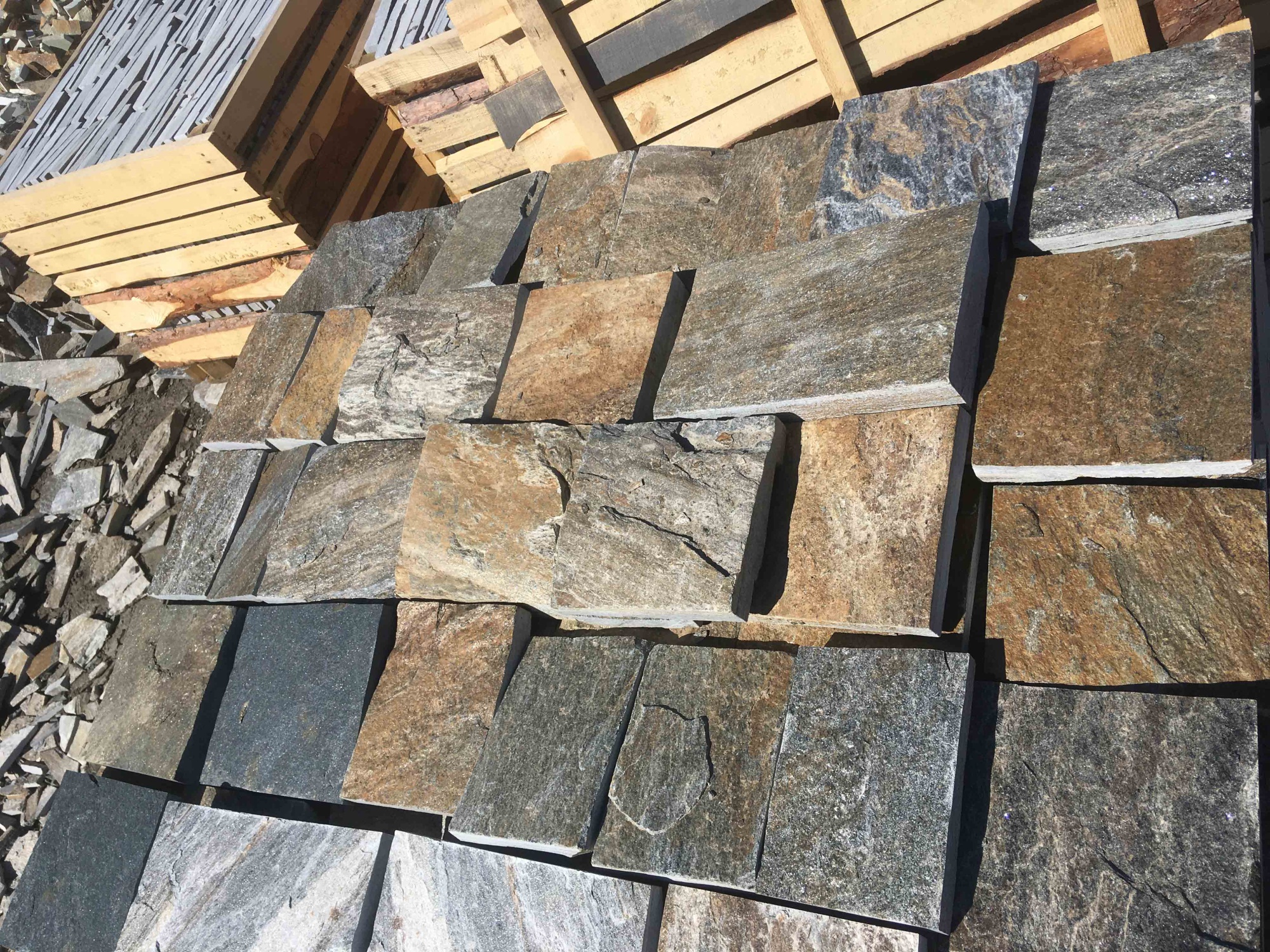 Плитка пилёная златолит Уральский для цоколя, отмостки купить в Белорецке