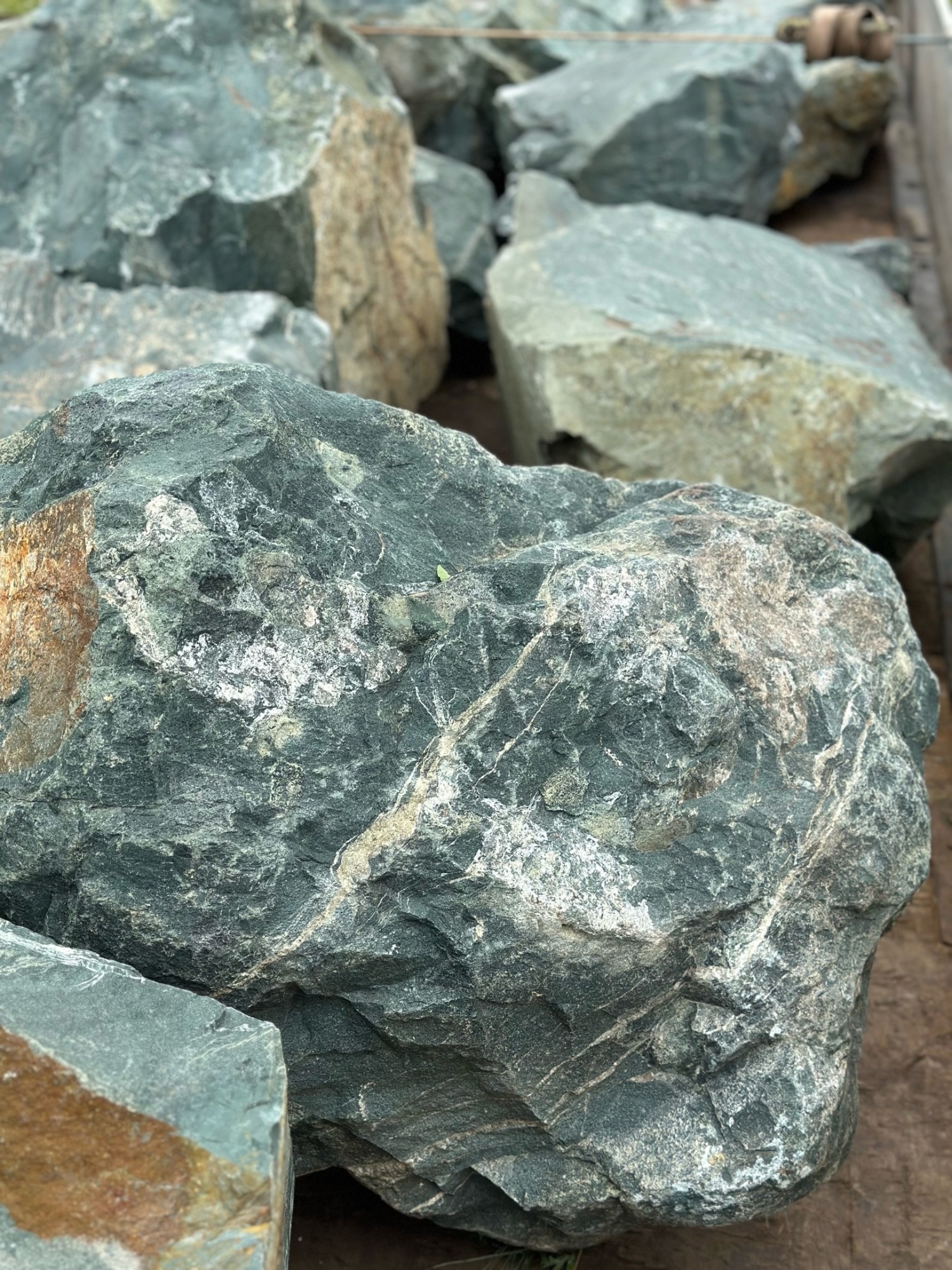 Камни для ландшафтного дизайна зелёные 10-60 килограмм купить в Белорецке