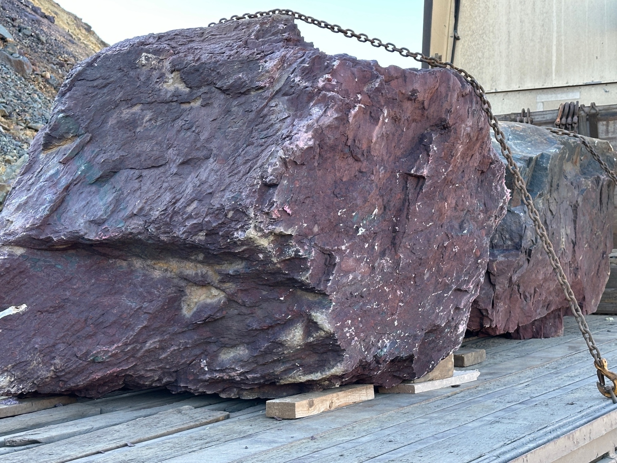 Огромные красно-фиолетовые валуны для ландшафтного дизайна весом более 5 тонн купить в Белорецке