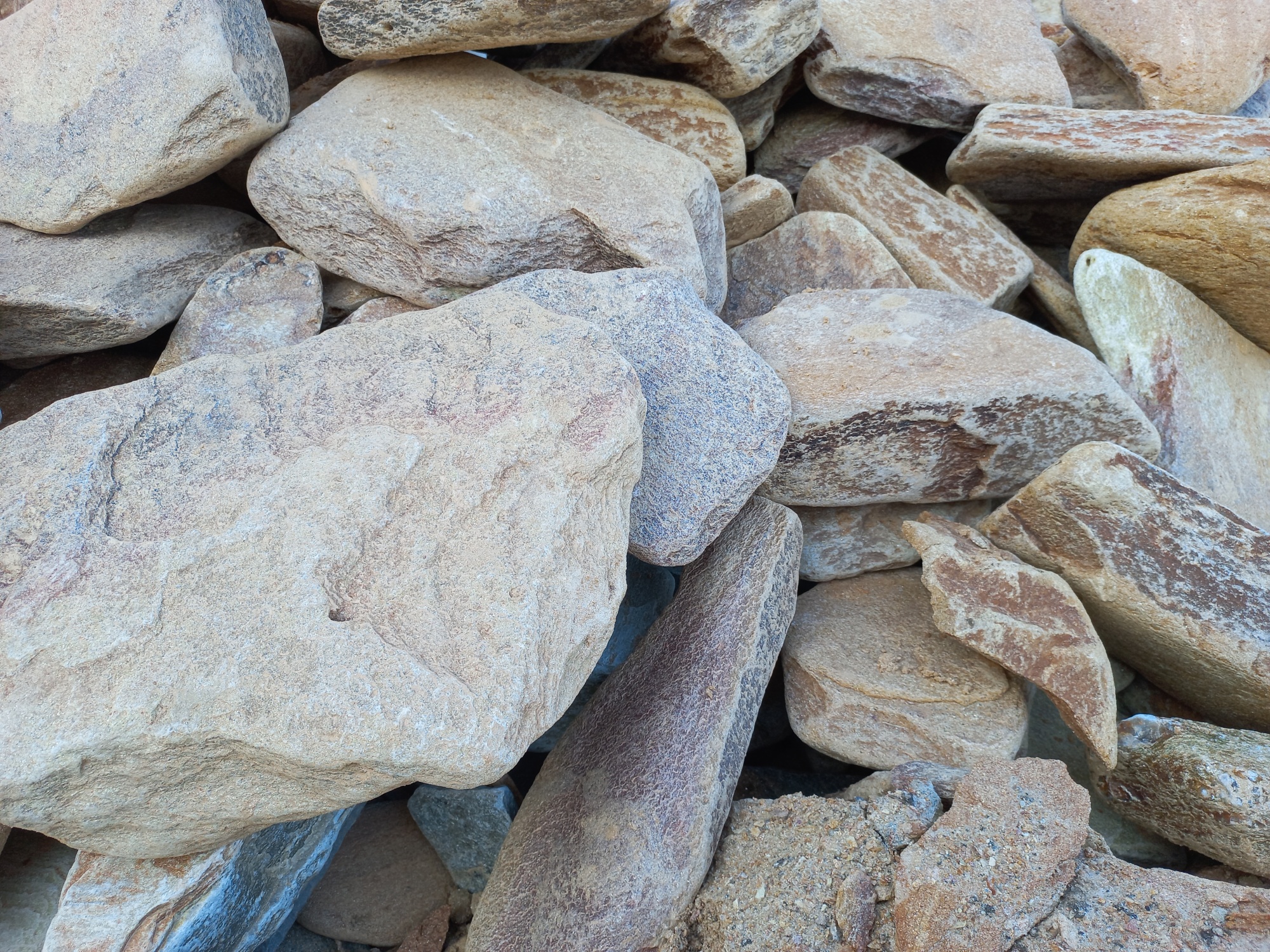 Златолит жёлтый, жёлто-зелёный глыбки и валуны для ланшафтного дизайна купить в Белорецке