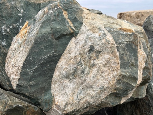 Гигантские зелёные валуны для ландшафтного дизайна весом более 5 тонн купить в Белорецке